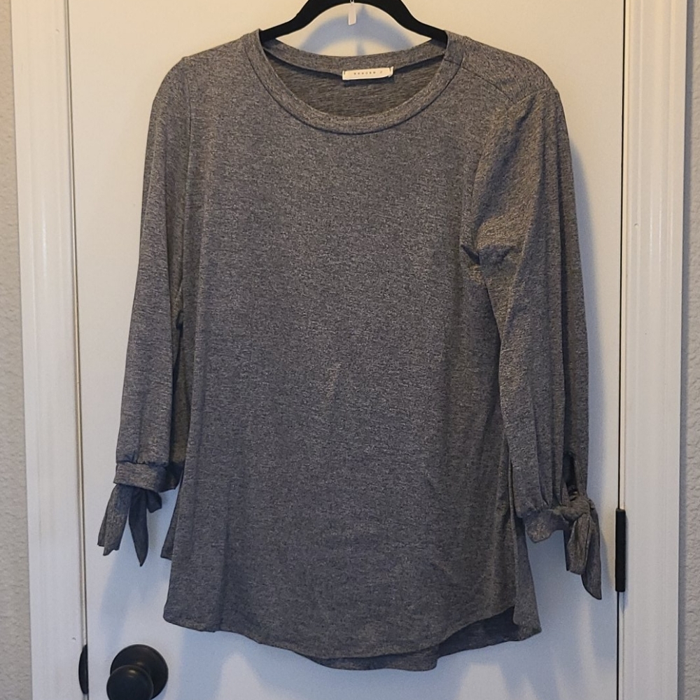 Grey 3/4 sleeve with bow cuff